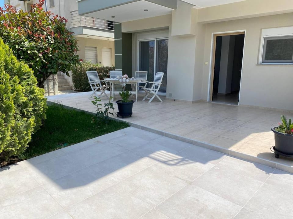 Property building, Patio, Day, Garden, Balcony/Terrace, Dining area, Garden view