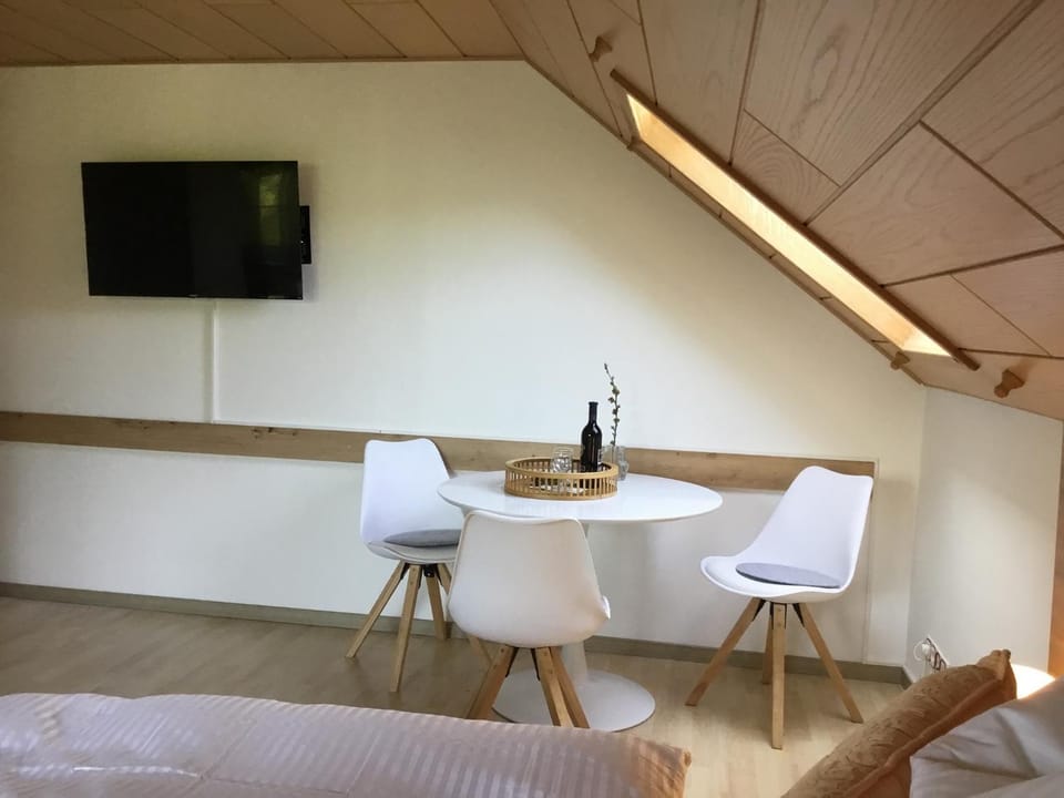 TV and multimedia, Seating area, Dining area