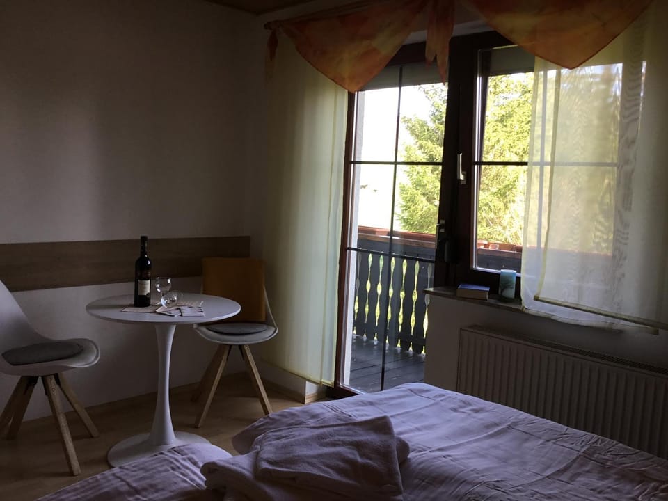 Bed, Photo of the whole room, Dining area, Bedroom