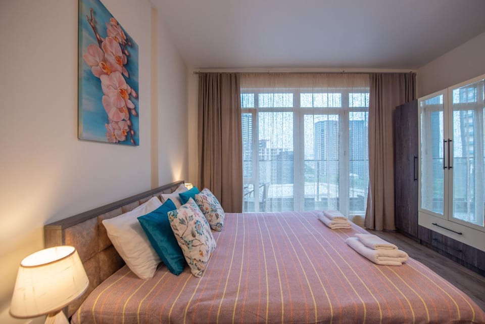 Studio with Sea View, Pool & Parking - White Sails, New Boulevard Apartment in Batumi