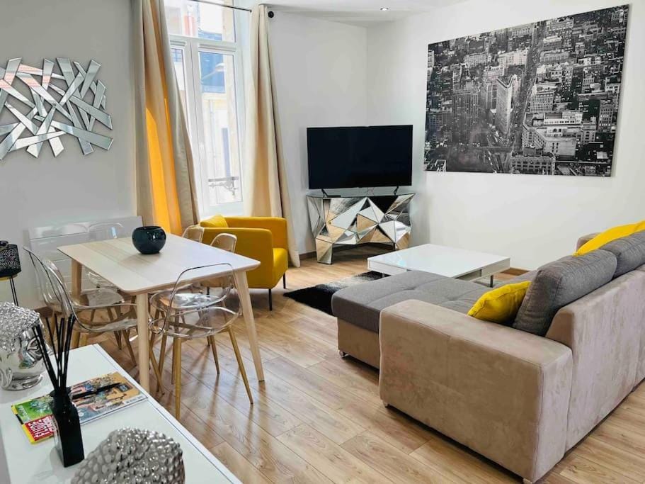 Communal lounge/ TV room, TV and multimedia, Seating area, Dining area