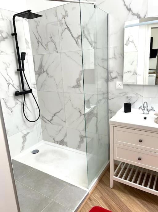 Shower, Bathroom, towels