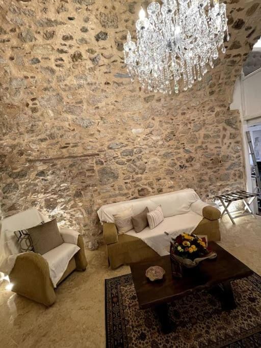 LIVING IN A CAVE UNDER ACROPOLIS Apartment in Plaka