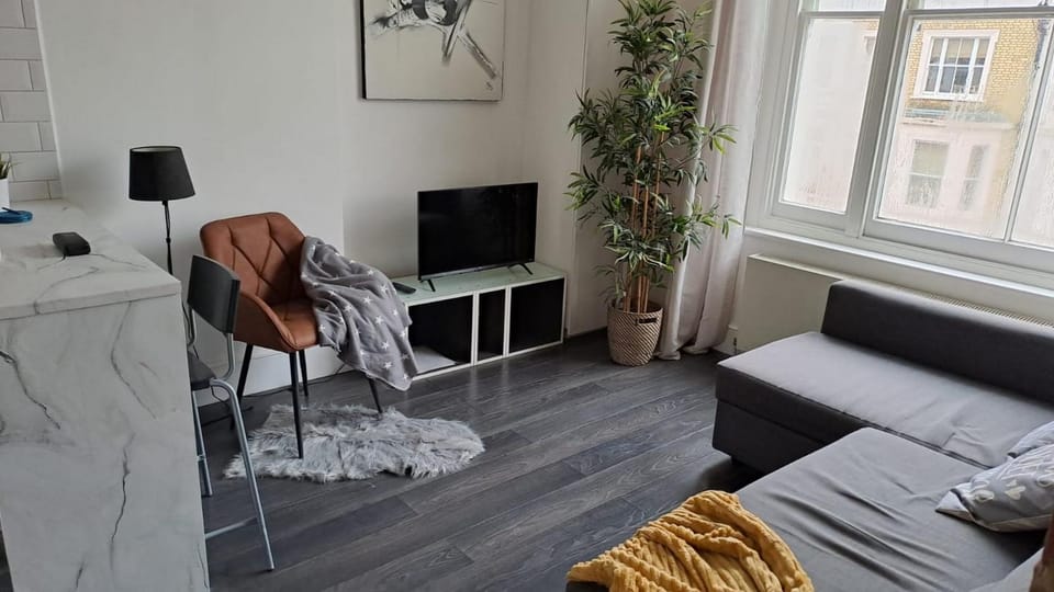 Bed, TV and multimedia, Living room, Photo of the whole room, Seating area