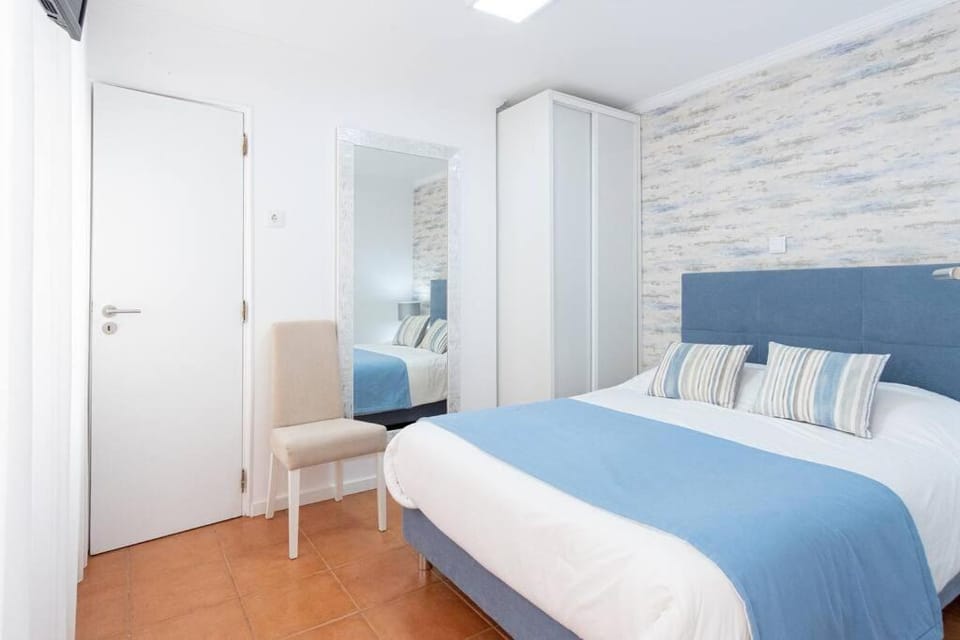 Bed, Photo of the whole room, Decorative detail, Bedroom, wardrobe