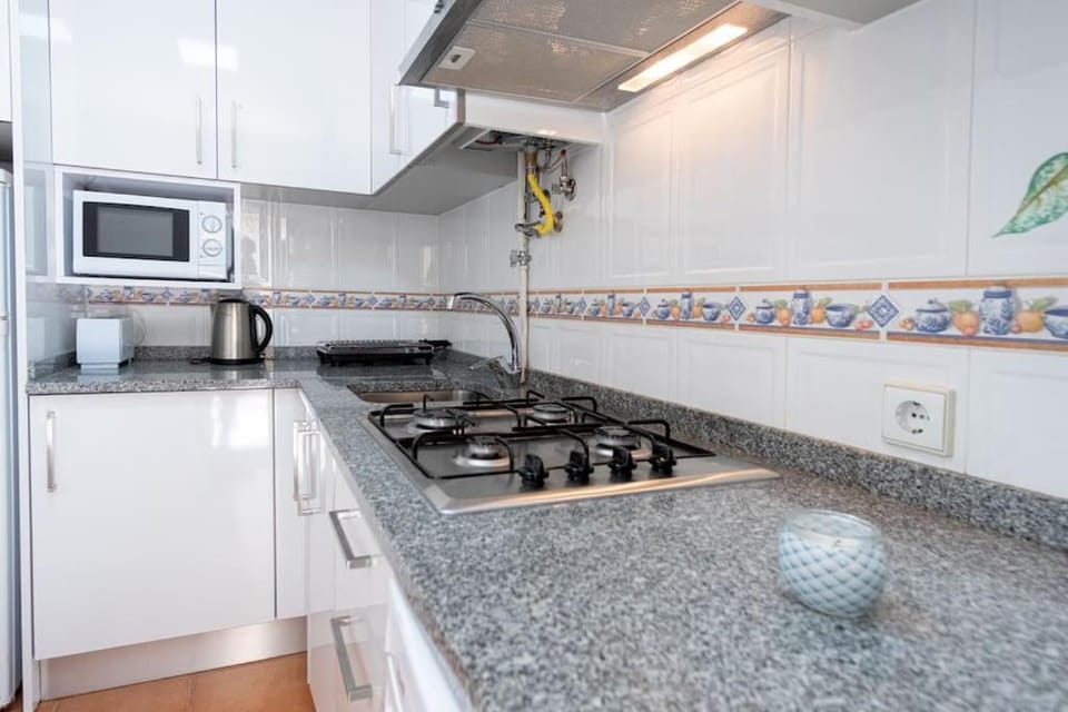 Kitchen or kitchenette, minibar, stove, toaster