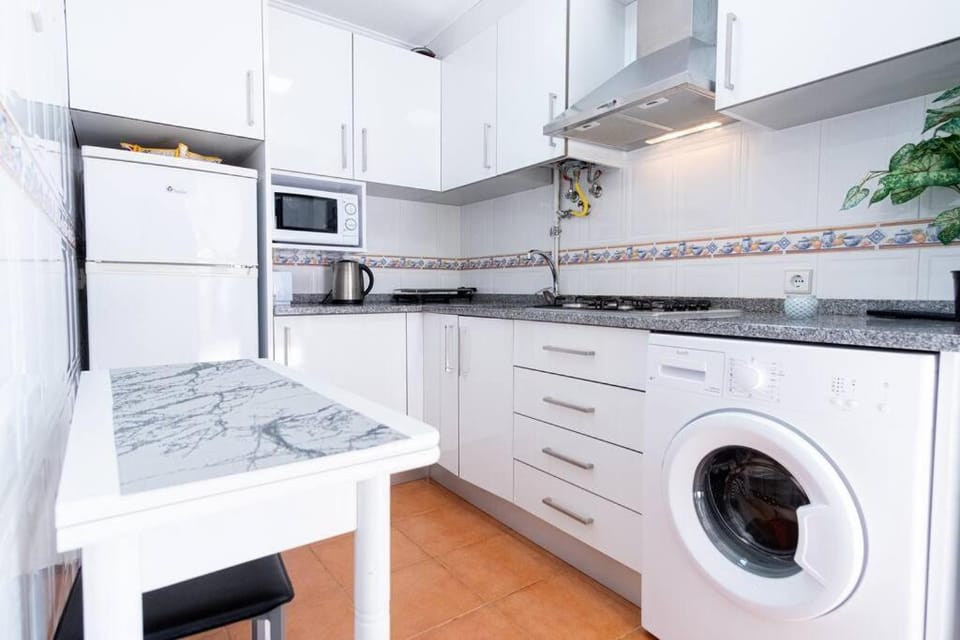 Kitchen or kitchenette, minibar, stove, washing machine