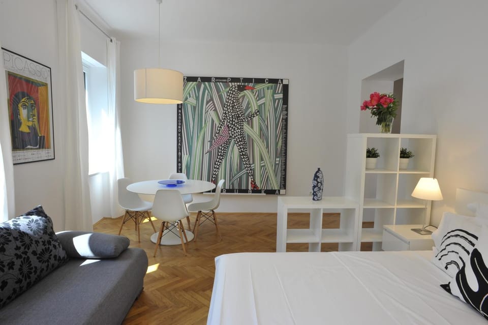 Bed, Living room, Photo of the whole room, Seating area, Dining area