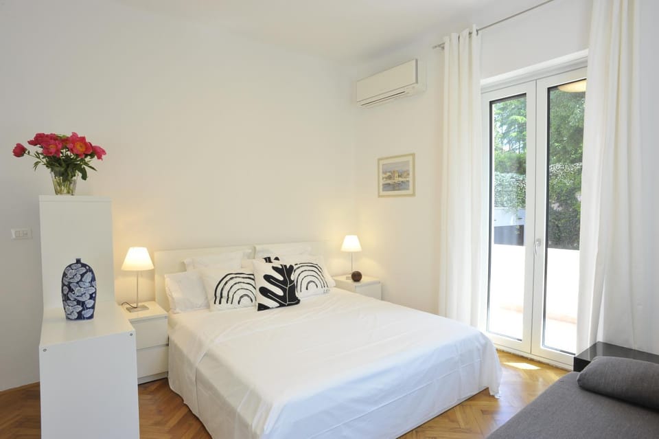 Bed, Living room, Seating area, Bedroom, air conditioner