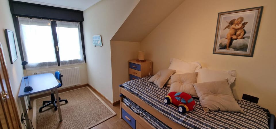 Bed, Photo of the whole room, Seating area, Bedroom, hair dresser