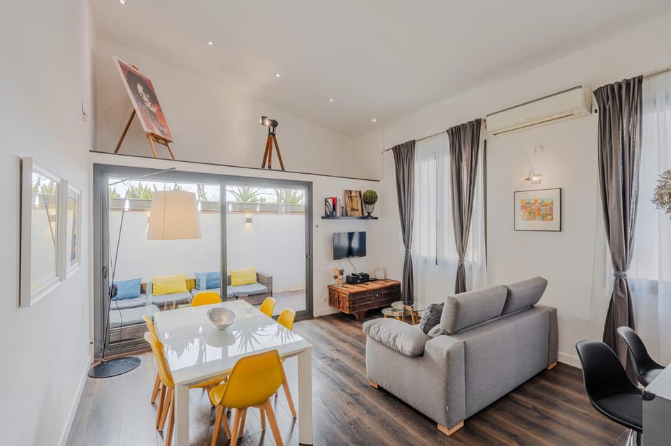 TV and multimedia, Living room, Seating area, Dining area