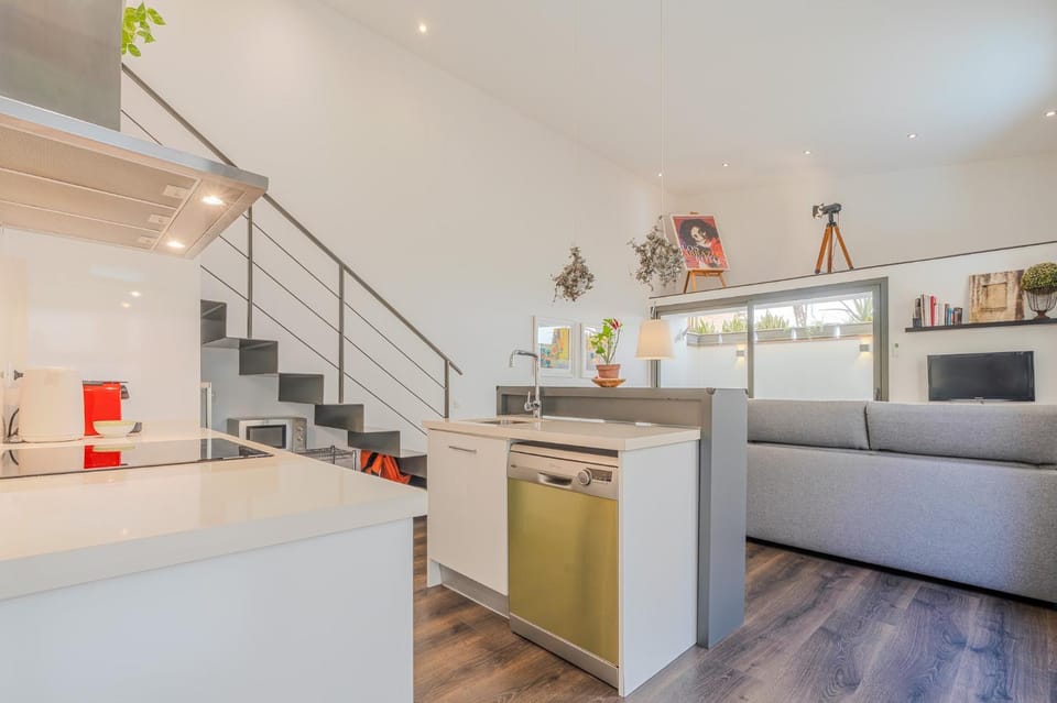 Kitchen or kitchenette, dishwasher, minibar