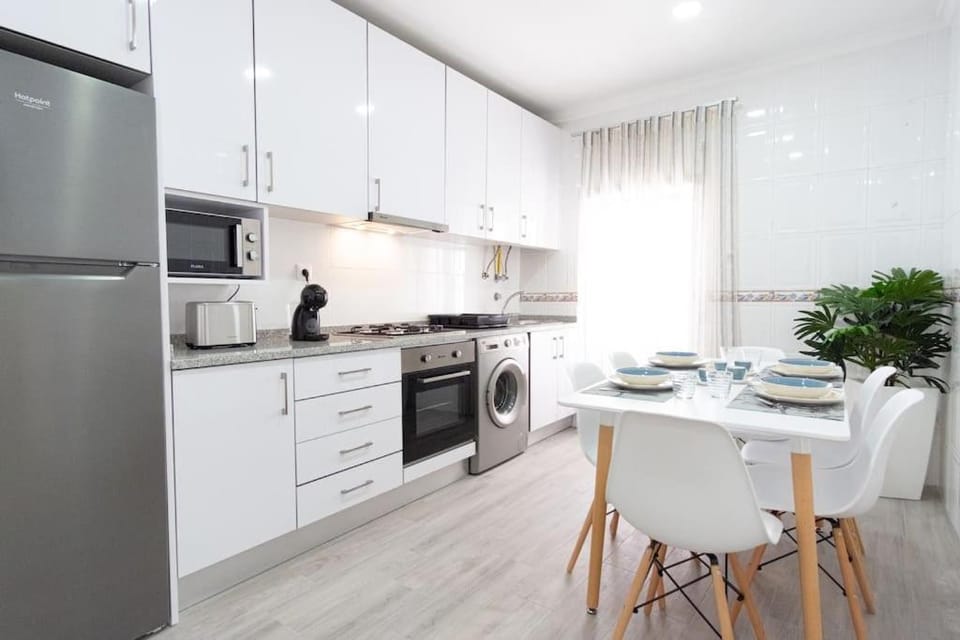 Coffee/tea facilities, Kitchen or kitchenette, Dining area, oven, stove, toaster