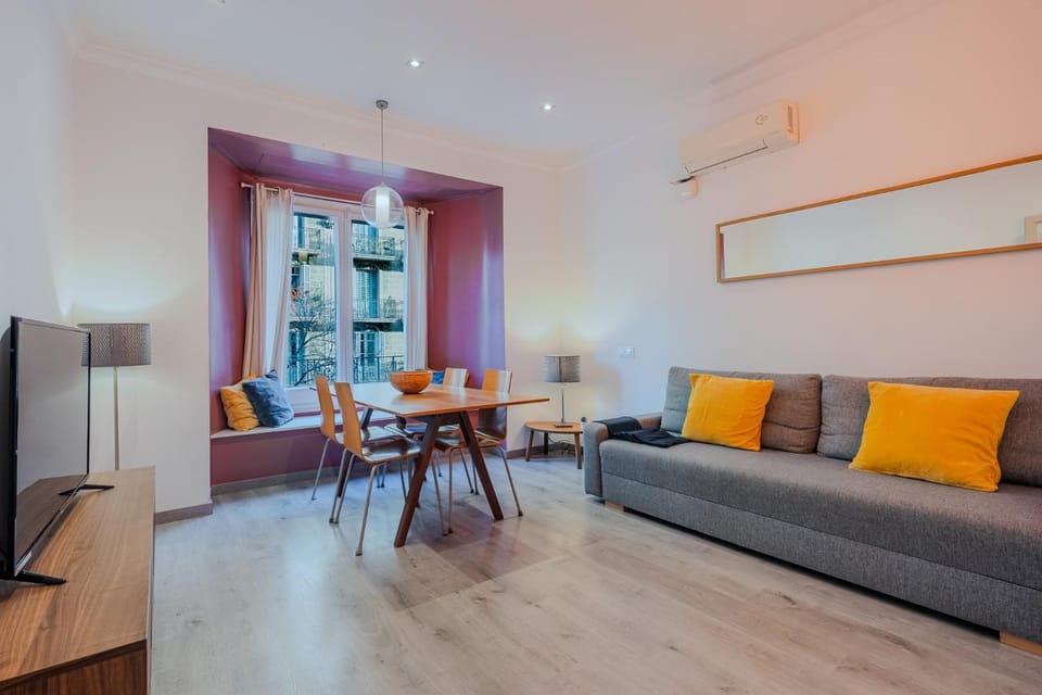 TV and multimedia, Living room, Seating area, Dining area
