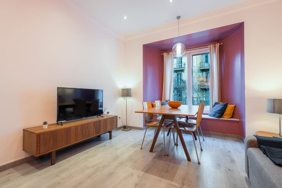 Communal lounge/ TV room, TV and multimedia, Living room, Seating area, Dining area