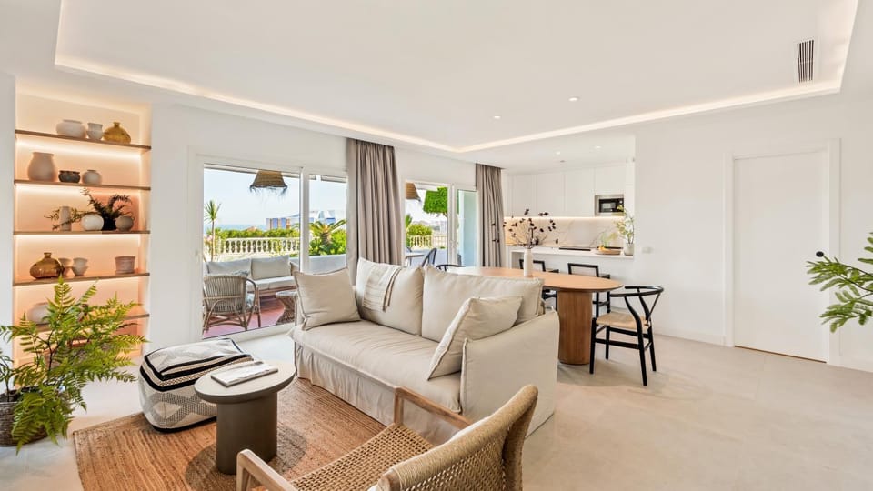 Coffee/tea facilities, Kitchen or kitchenette, Living room, Seating area, Dining area