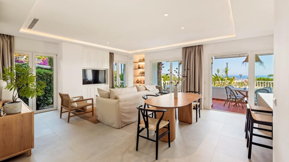 TV and multimedia, View (from property/room), Living room, Seating area, Dining area