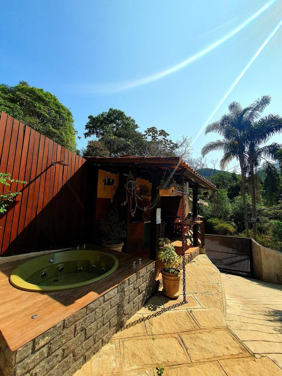 Aconchego de Itaipava - casa de 3 quartos, equipada, área kids, jacuzzi, pet friendly, churrasqueira, em meio a Natureza e próximo ao centro do bairro House in State of Rio de Janeiro