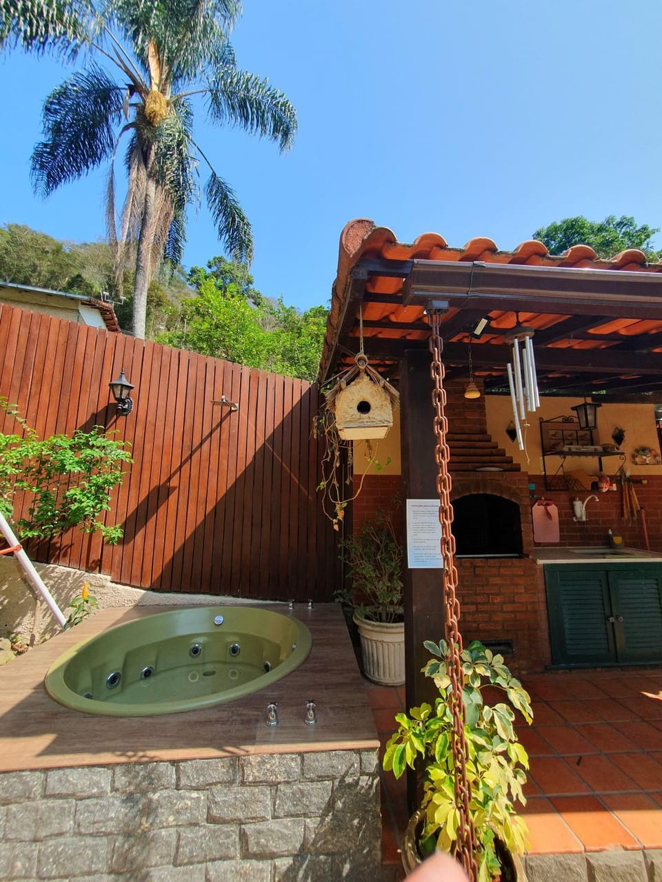 Aconchego de Itaipava - casa de 3 quartos, equipada, área kids, jacuzzi, pet friendly, churrasqueira, em meio a Natureza e próximo ao centro do bairro House in State of Rio de Janeiro