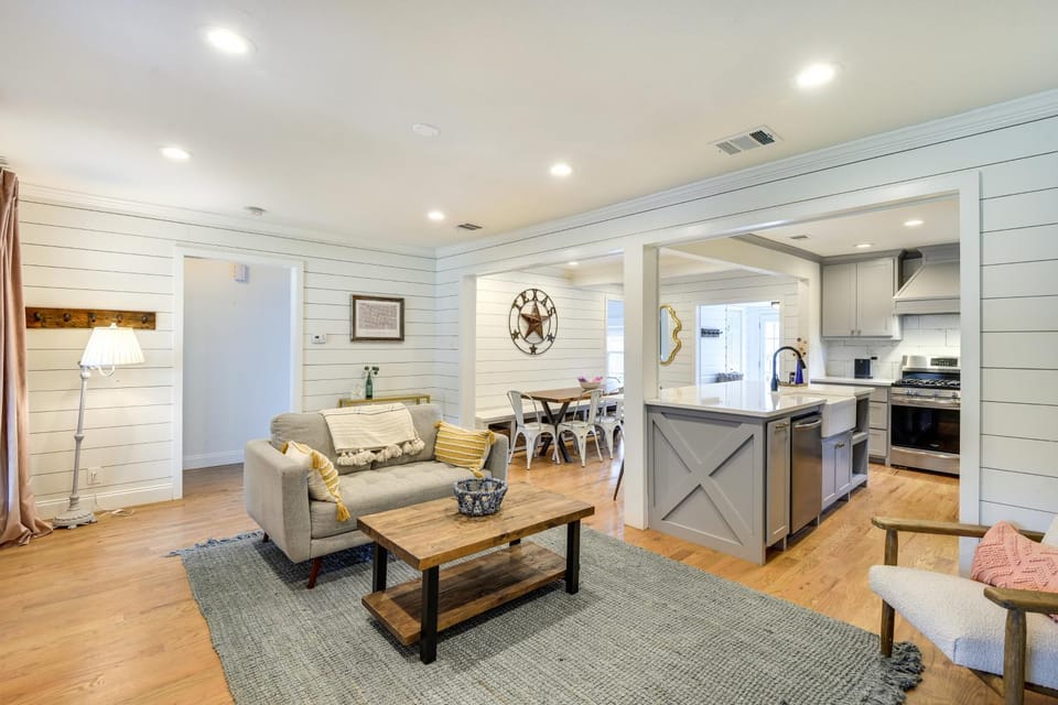 ‘Pecan Blue’ Frisco Hub: Dtwn, Dining & Stadiums! House in Frisco