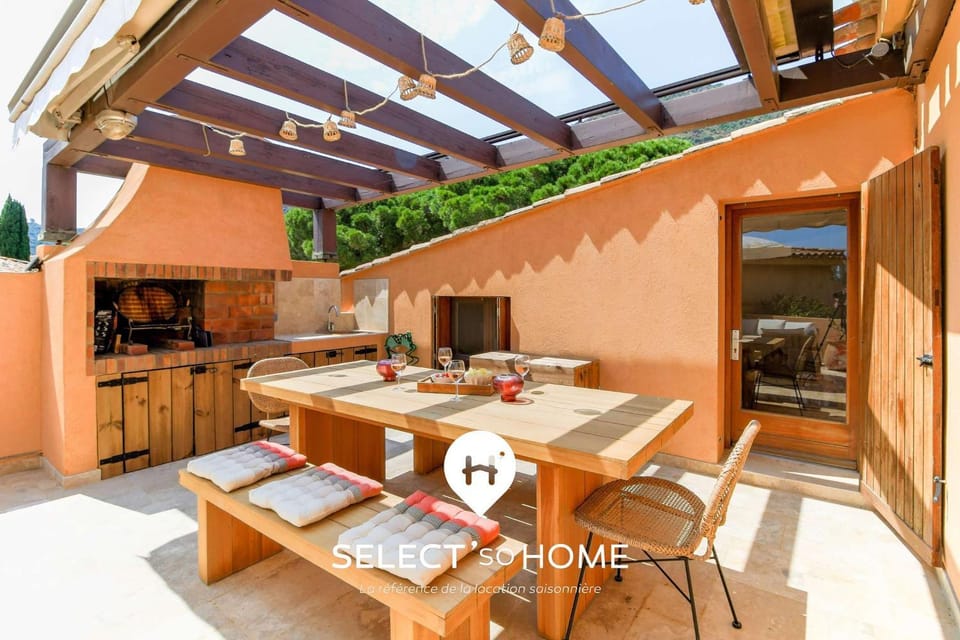 Property building, Patio, Day, BBQ facilities, Dining area