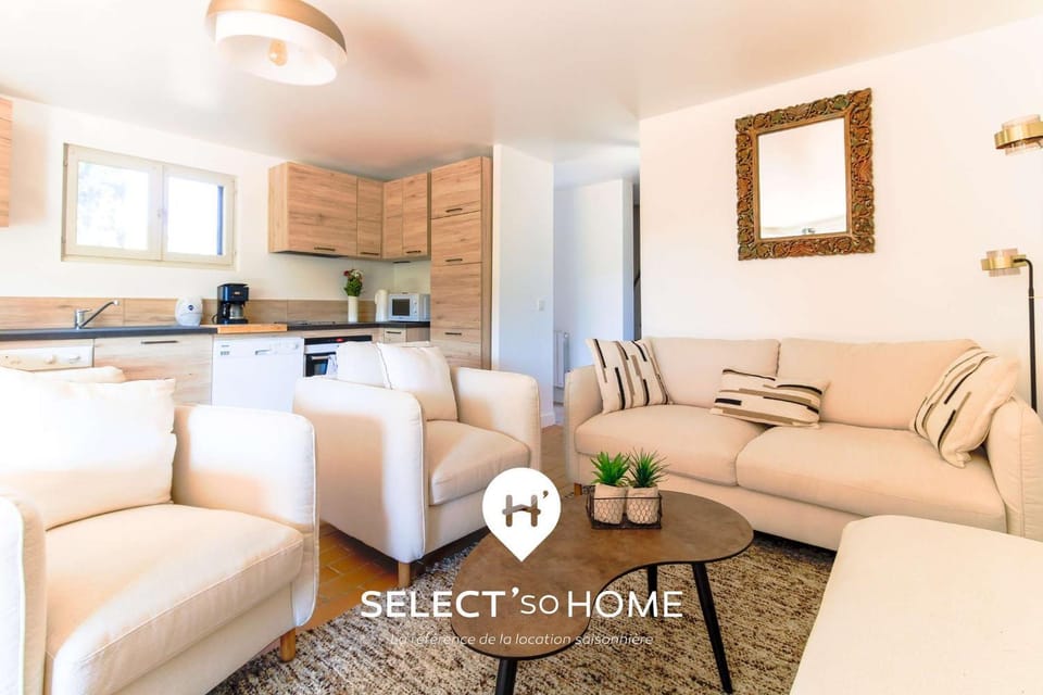 Kitchen or kitchenette, Living room, Seating area, stove