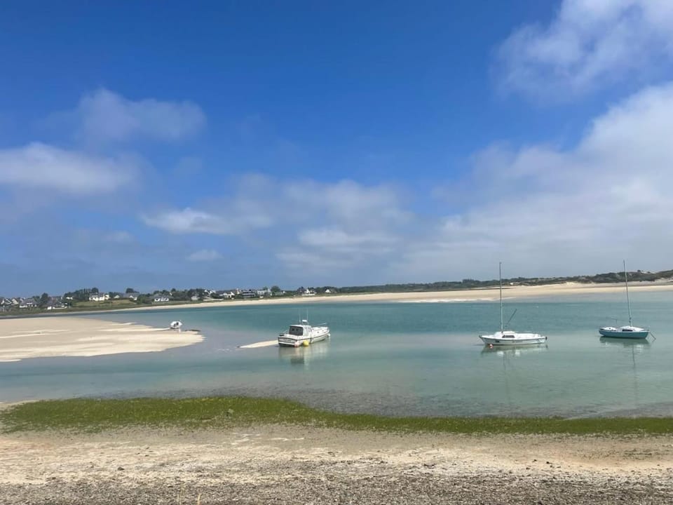 leBel endroit 145m2 , terrain et terrasse de 350m2 au coeur des commerces ,à proximité de la mer et tous services inclus House in Portbail