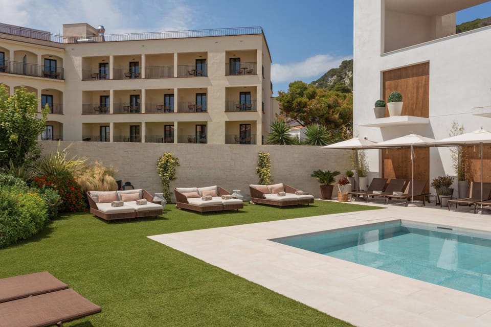 Property building, Day, Garden, Garden view, Pool view, Swimming pool, Swimming pool, sunbed