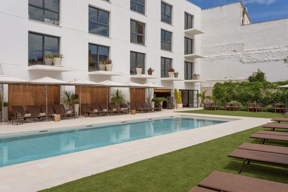 Property building, Garden, Swimming pool, sunbed