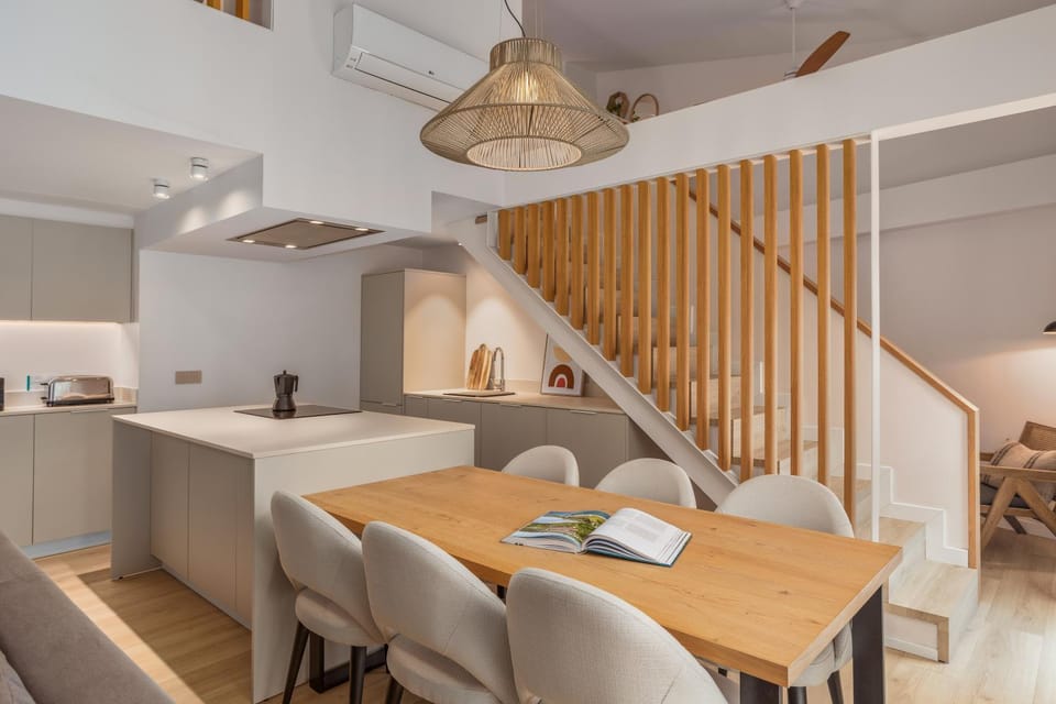 Coffee/tea facilities, Kitchen or kitchenette, Living room, Seating area, Dining area