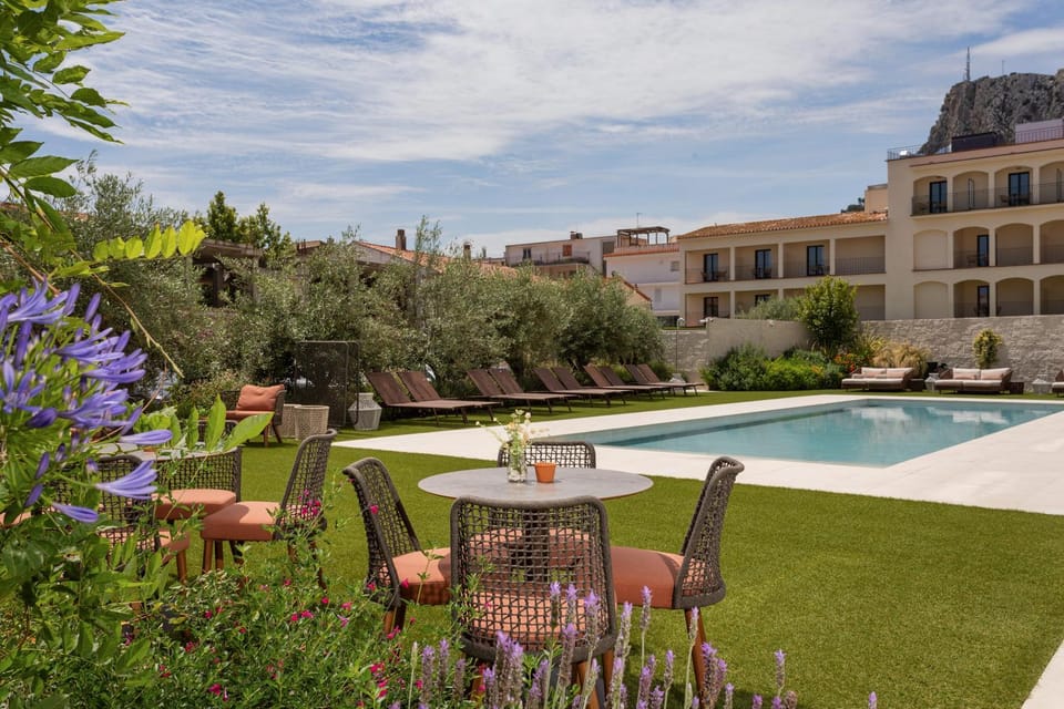 Property building, Garden, Garden, Garden view, Pool view, Swimming pool, sunbed