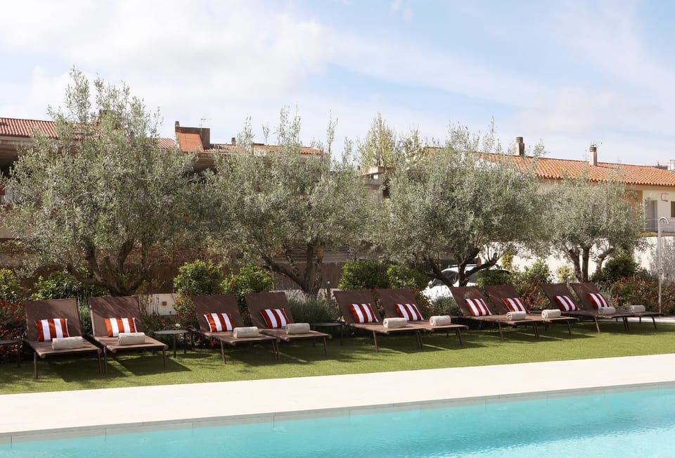 Property building, Garden, Swimming pool, sunbed