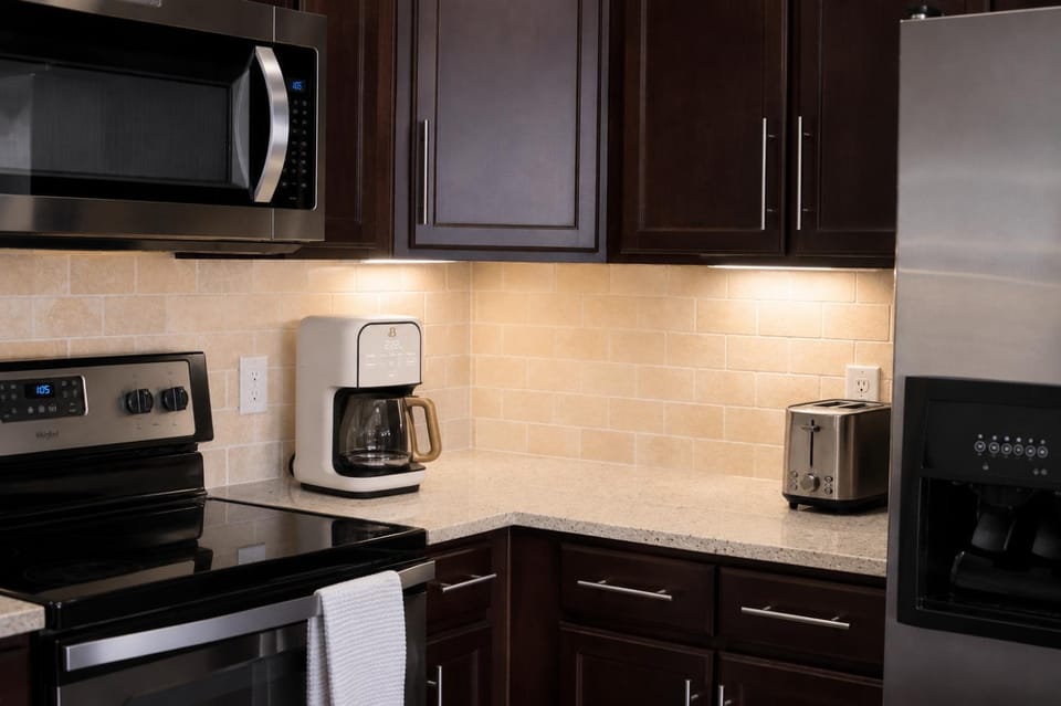 Coffee/tea facilities, dishwasher, stove, toaster