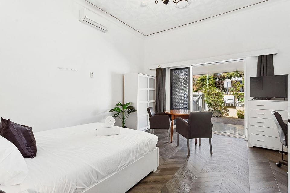 Bed, TV and multimedia, Photo of the whole room