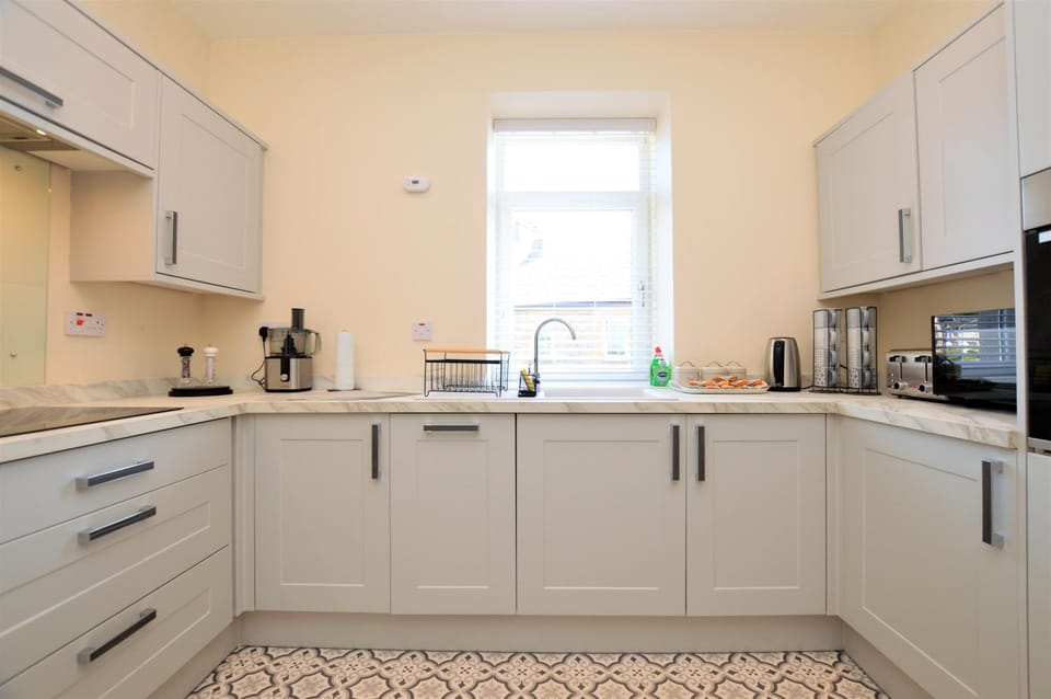 Kitchen or kitchenette, dishwasher, minibar