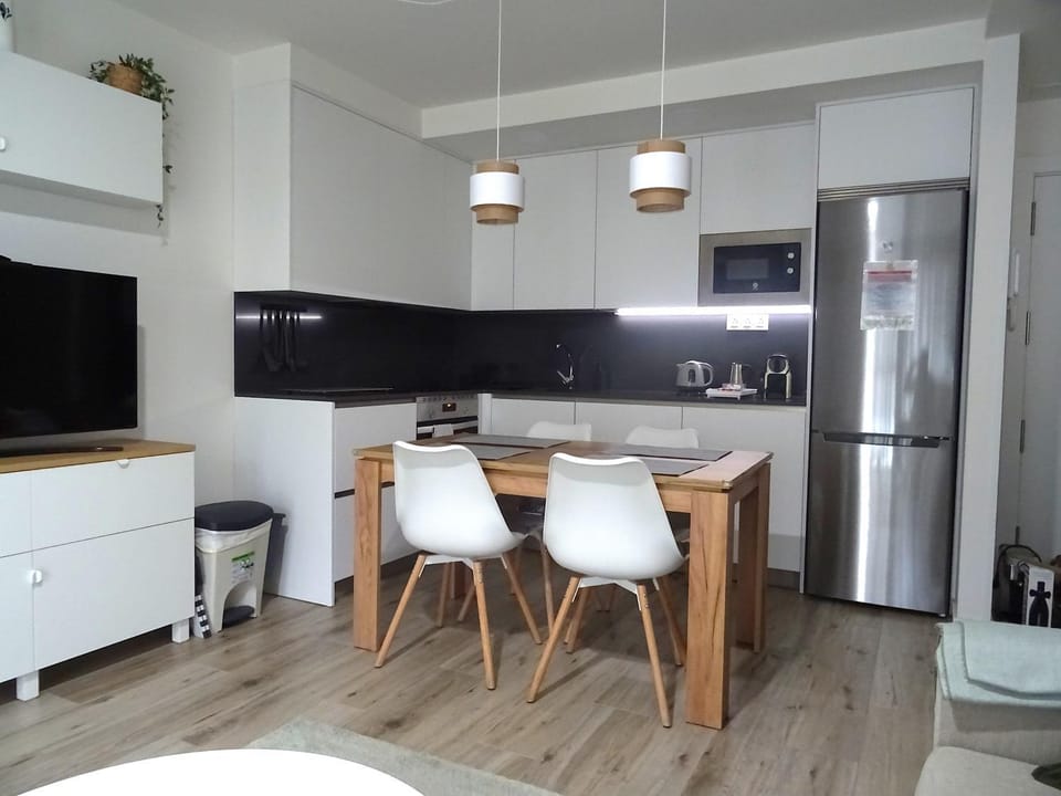 TV and multimedia, Kitchen or kitchenette, Living room, Dining area, oven, stove