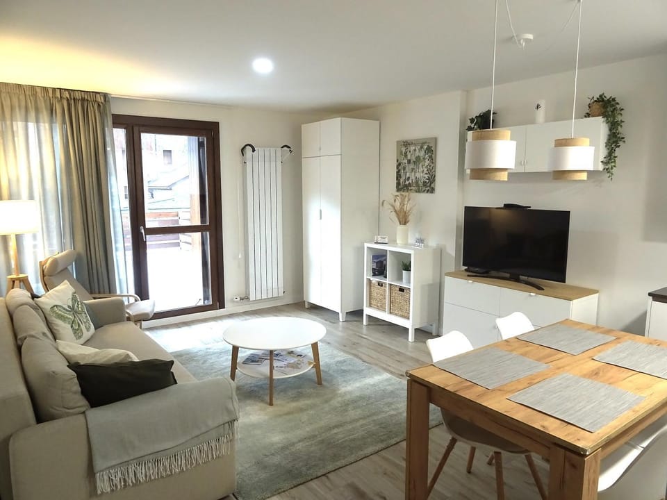 Communal lounge/ TV room, TV and multimedia, Living room, Seating area, Dining area