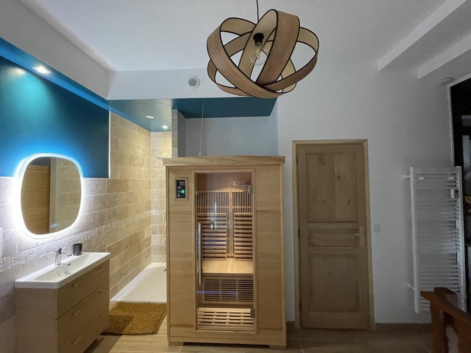 Suite d'amour et détente jacuzzi, sauna et massage Apartment in Fontainebleau