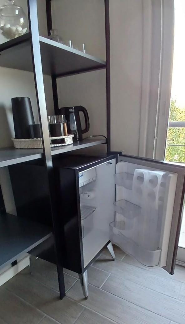 Coffee/tea facilities, oven