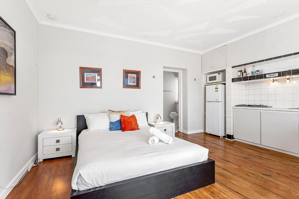 Bed, Kitchen or kitchenette