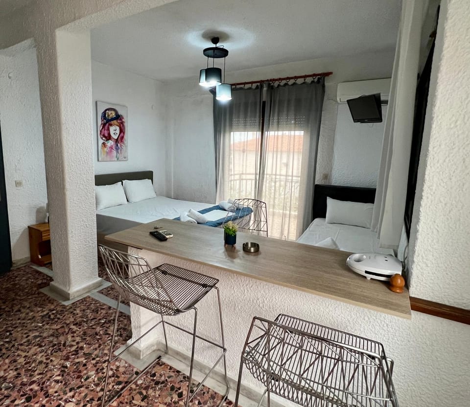 Bed, TV and multimedia, Photo of the whole room, Dining area, Bedroom, air conditioner
