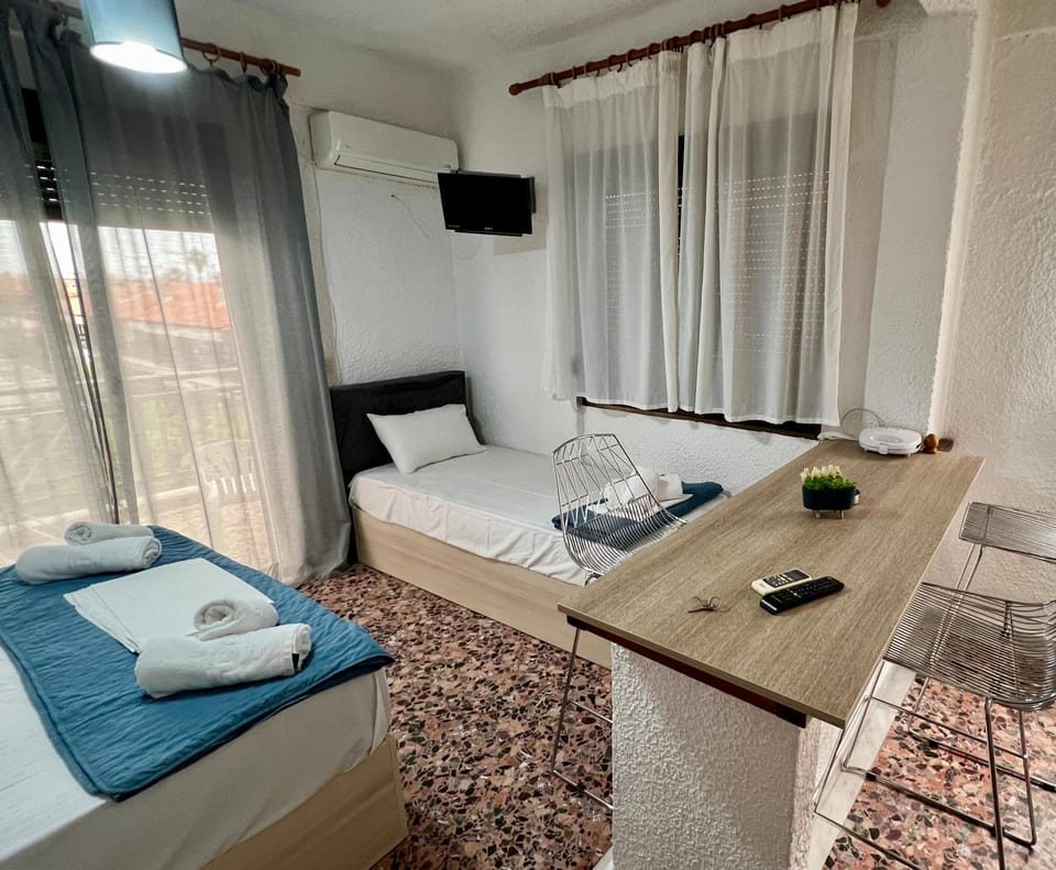 Bed, TV and multimedia, Photo of the whole room, Bedroom, towels, air conditioner
