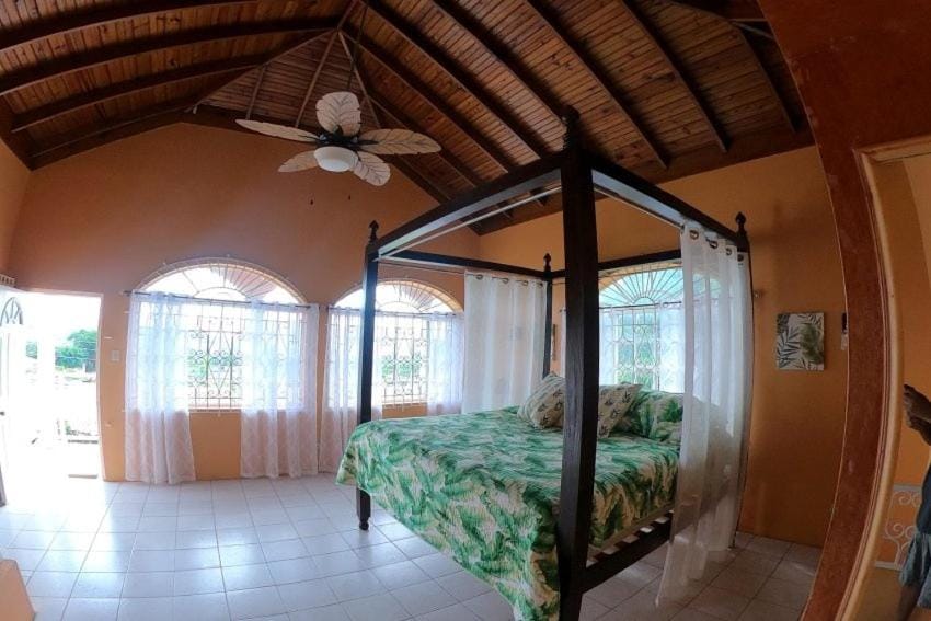 YanceyLargo Estate - Newly Renovated 7BR Beautiful Two-Story w Gorgeous Mountain View villa Villa in Montego Bay