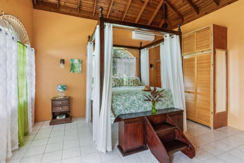 YanceyLargo Estate - Newly Renovated 7BR Beautiful Two-Story w Gorgeous Mountain View villa Villa in Montego Bay