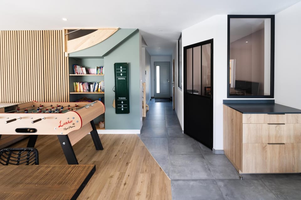 Game Room, Seating area
