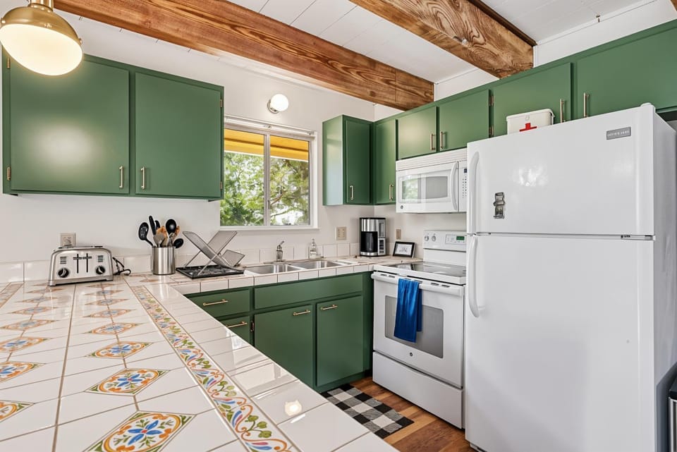 Marina Beach Cabin - Dog-Friendly Home with Deck! home Cabin in Groveland