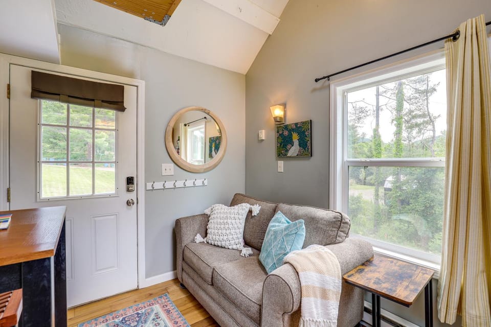 Tiny Home with Fire Pit Trail Access On-Site! Apartment in Swannanoa