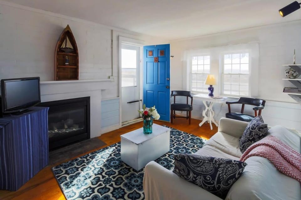 Across from Mayo beach walk to downtown House in Wellfleet