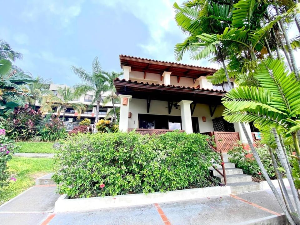 Modern Condo with a Rooftop Patio House in Coco