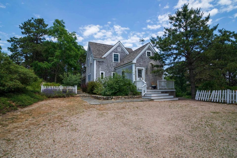 Water views great Lt Island location! House in Wellfleet